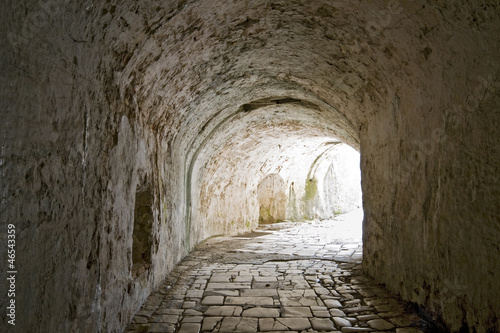 Obraz na płótnie canvas Tunelowy przejście przy Corfu starą fortecą w Greece
