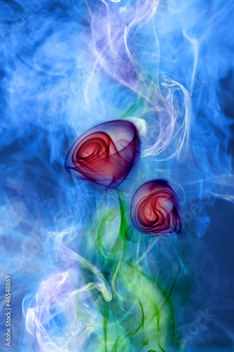 kwiat-czerwonej-roz-wraz-z-dymem-na-niebieskim-tle-abstrakcyjna-ilustracja