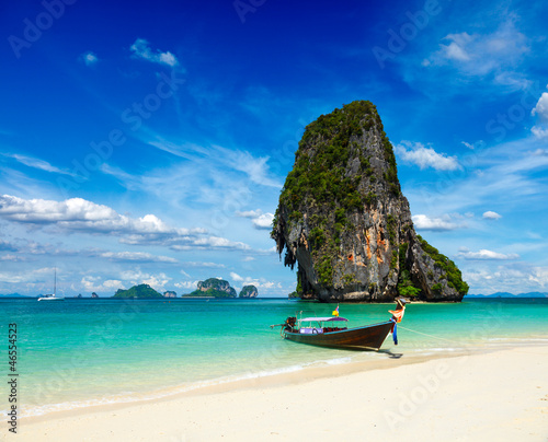 Obraz na płótnie canvas czteroczęściowy "tetraptyk" Długiego ogonu łódź na plaży, Thailand