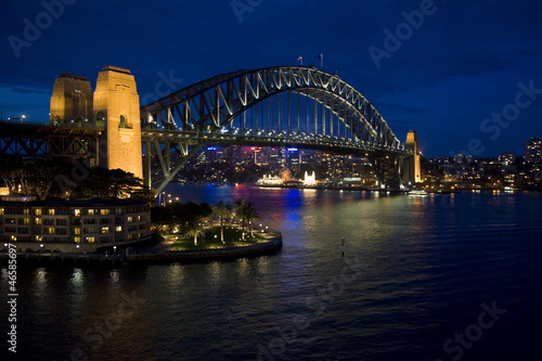 Board z aluminiowym obramowaniem Sydney Harbour Bridge po zachodzie słońca, Nowa Południowa Walia, Australia