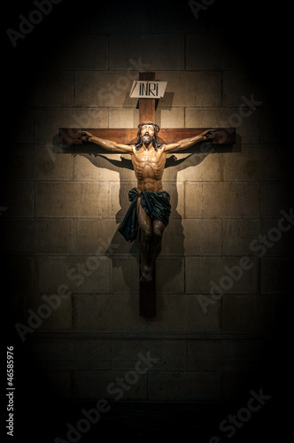 Fotoboard na płycie Krucyfiks w kościele na kamiennej ścianie.