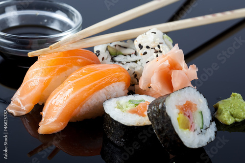 Tapeta ścienna Sushi z sosem i pałeczkami.