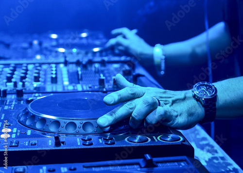 Plakat na papierze fotorealistycznym Dj gra na torze