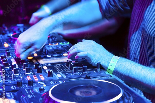 Plakat na papierze fotorealistycznym Dj gra na torze