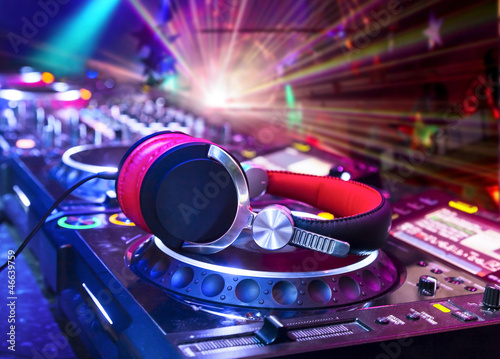 Plakat na papierze fotorealistycznym Mikser DJ ze słuchawkami