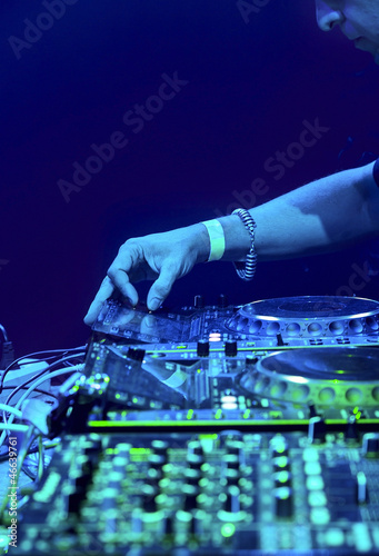 Plakat na papierze fotorealistycznym Dj gra na torze