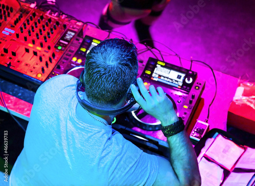Plakat na papierze fotorealistycznym Dj gra na torze