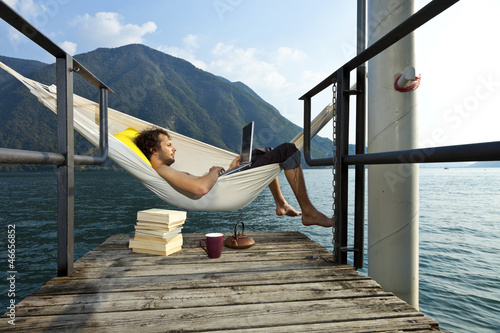 Fotografía portrait of young man on hammock of Lake