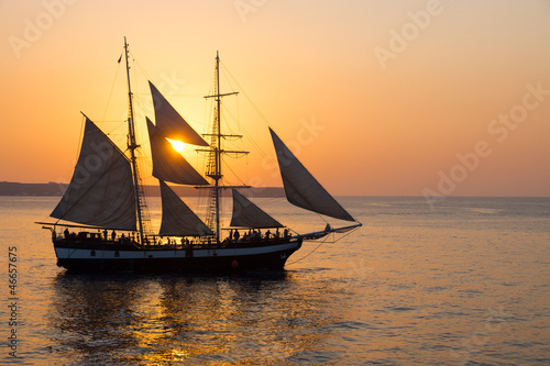 Obraz w ramie A sailing ship at sunset