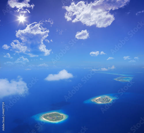 Board z aluminiowym obramowaniem Widok z lotu ptaka wyspy Malediwy, ocean indyjski