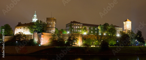 Board z aluminiowym obramowaniem Zamek wawel nocą w krakowie, polska.