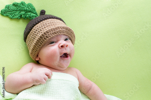 Plakat na papierze fotorealistycznym Baby baby przebrane w kapelusze z żołędziami