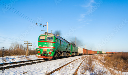 Board z aluminiowym obramowaniem Pociąg towarowy ciągnięty lokomotywą spalinową. 