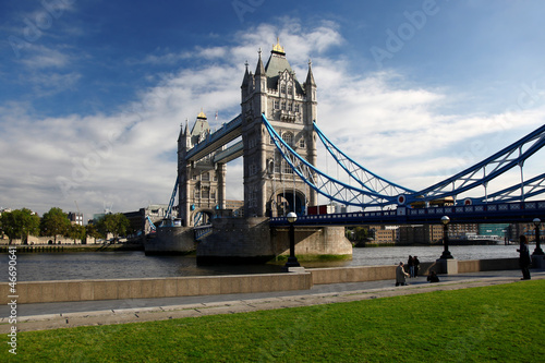 Plakat na papierze fotorealistycznym Sławny bridżowy wierza w London, England