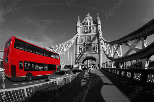 Obraz na płótnie canvas dwuczęściowy "dyptyk" Tower Bridge z podwójnym decker w Londynie, Wielka Brytania