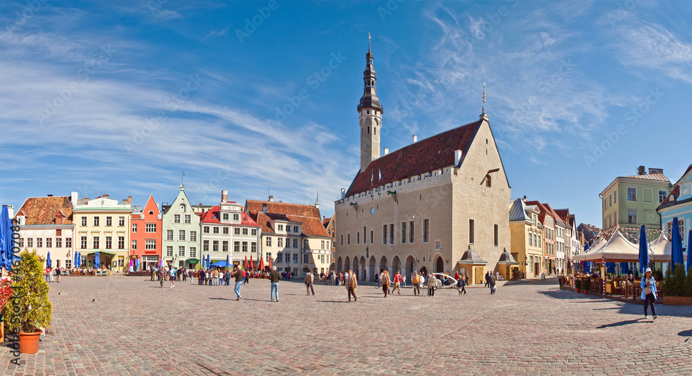 Obraz na płótnie Tallinn Town Hall and Town Hall Square. Stitched Panorama w salonie