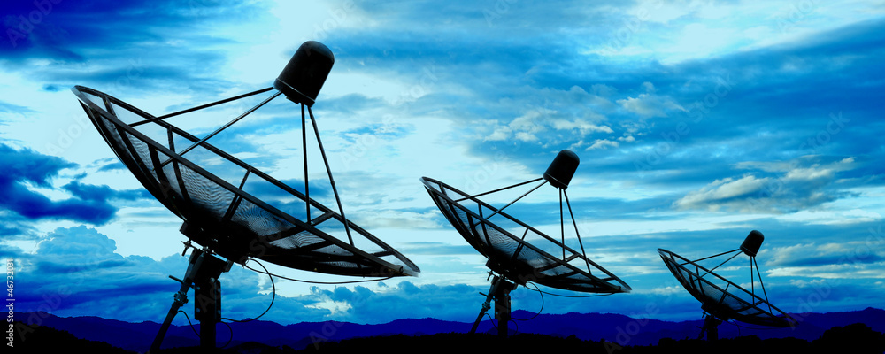 satellite dish antennas under blue sky - obrazy, fototapety, plakaty 