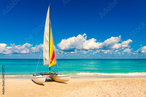 Naklejka - mata magnetyczna na lodówkę Sailing boat on a beautiful summer day in Cuba