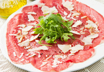 Wall Mural - carpaccio di carne con gran e rucola