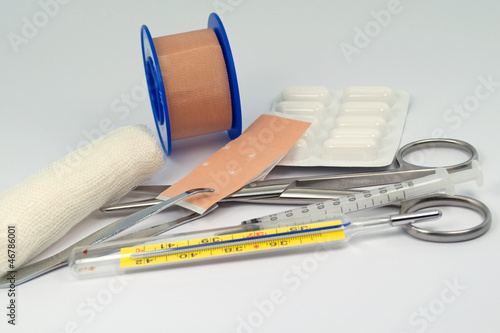 Hausapotheke – kaufen Sie dieses Foto und finden Sie ähnliche Bilder