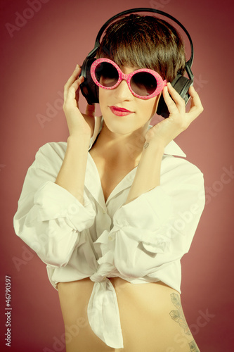Plakat na papierze fotorealistycznym Kobieta ze słuchawkami słuchania muzyki - w stylu retro