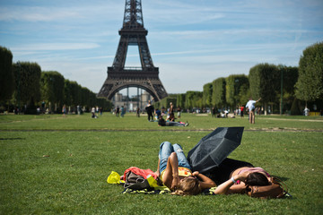 Wall Mural - touristes champ de mars tour eiffel