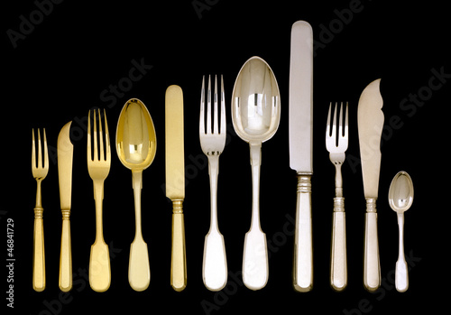 Board z aluminiowym obramowaniem Stare zabytkowe sztućce i zestaw goldenware na czarno