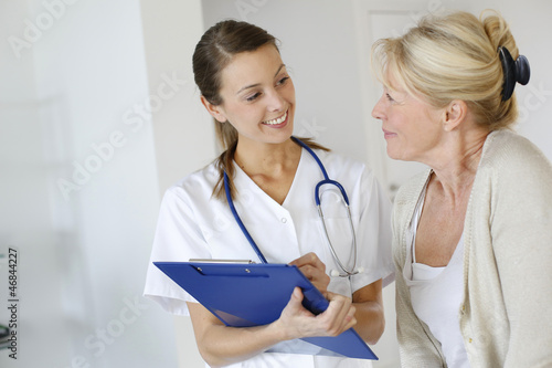 Fotografie, Obraz Nurse giving presciption to elderly woman
