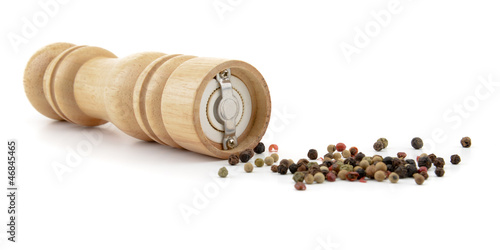 Fotografía Pepper mill with black pepper seeds isolated