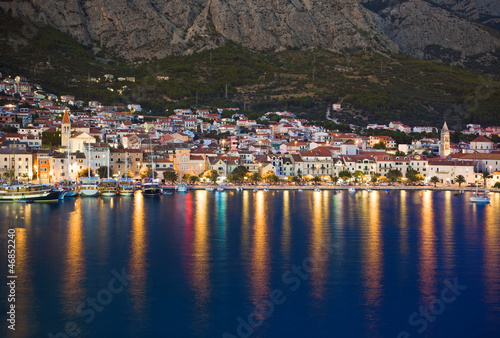 Obraz na płótnie canvas Miasto makarska w chorwacji w nocy