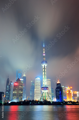 Board z aluminiowym obramowaniem Szanghaj skyline w nocy