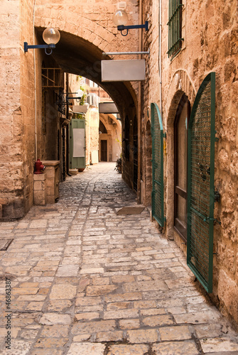 Board z aluminiowym obramowaniem Wąska ulica w historycznym Jaffa, w Izraelu