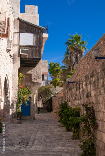 Board z aluminiowym obramowaniem Wąska ulica w historycznym Jaffa, w Izraelu