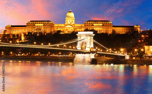 Obraz na płótnie canvas Budapeszt, zamek i most łańcuchowy, Węgry
