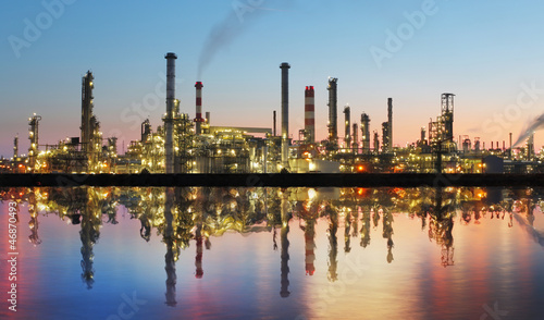 Naklejka samoprzylepna Rafineria ropy naftowej z refleksji, fabryka, zakład petrochemiczny
