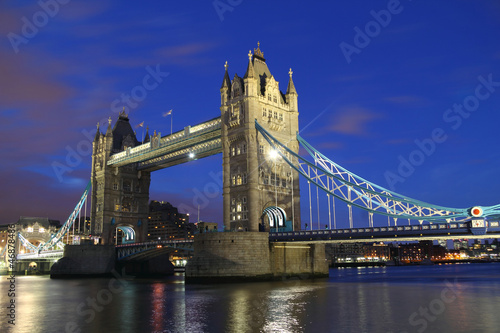 Plakat na papierze fotorealistycznym Tower Bridge w Londynie