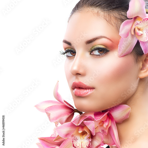 piekna-dziewczyna-z-kwiatami-orchidei-piekna-twarz-kobiety