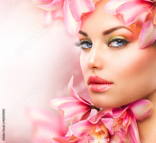 Tapeta ścienna na wymiar Beautiful Girl With Orchid Flowers. Beauty Woman Face