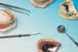 Zahnarztbesteck mit Zahnprothesen