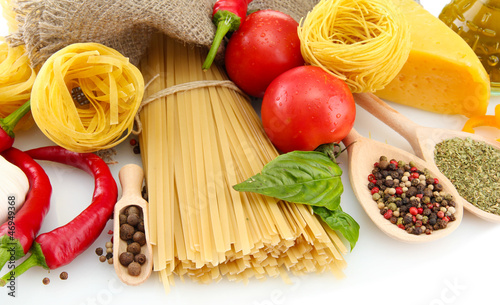 Tapeta ścienna Makaron spaghetti, warzywa i przyprawy, na białym tle