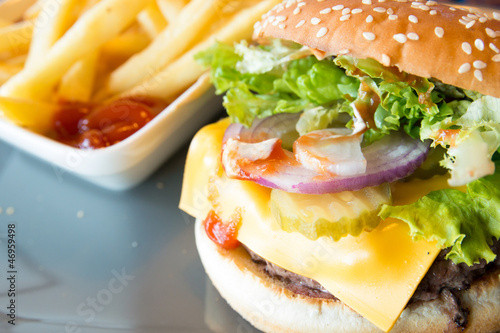 Board z aluminiowym obramowaniem Burgera z serem