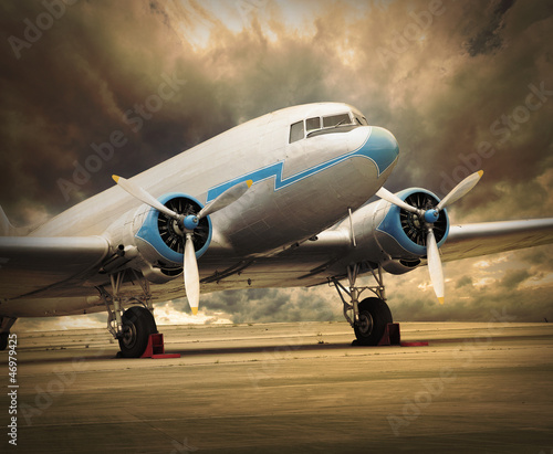 Plakat na zamówienie Retro passenger plane on the runway.