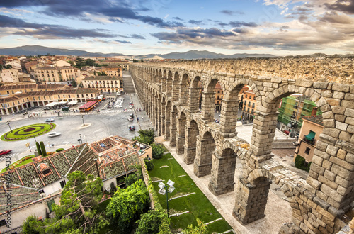slawny-antyczny-akwedukt-w-segovia-castilla-y-leon-hiszpania