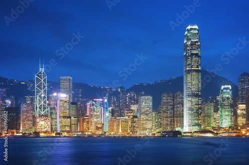 Fotoboard na płycie Hongkong, Port Wiktorii w nocy.