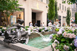 Fototapeta  - Rockefeller Center fountain on Fifth Avenue, NYC.