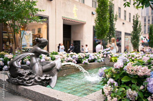 Fotomural Rockefeller Center fountain on Fifth Avenue, NYC.