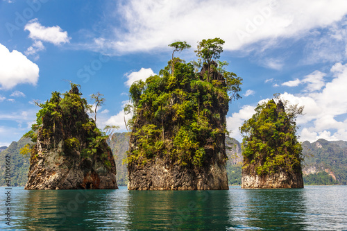trzy-skaly-w-cheow-lan-jeziorze-khao-sok-park-narodowy-tajlandia