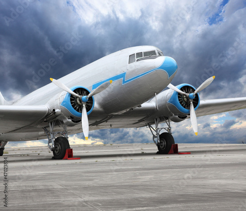 Fotoboard na płycie Retro samolot cargo na pasie startowym.