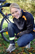 © Dan Race - Radfahrerin bindet Signalband um