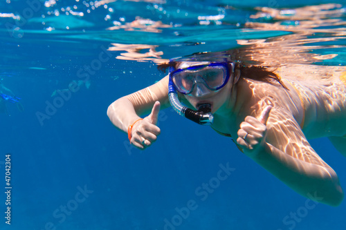 Plakat na papierze fotorealistycznym Młode kobiety w snorkelingu na Morzu Andamańskim